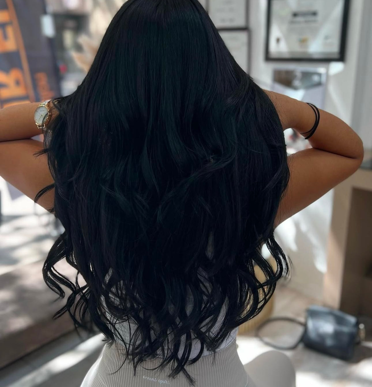 Langes, dunkel gestyltes Haar mit großen Locken bei Miraz Hair & Beauty Dortmund