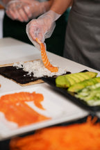 Frische Sushi-Zubereitung mit Lachs im Oishinbo Dortmund