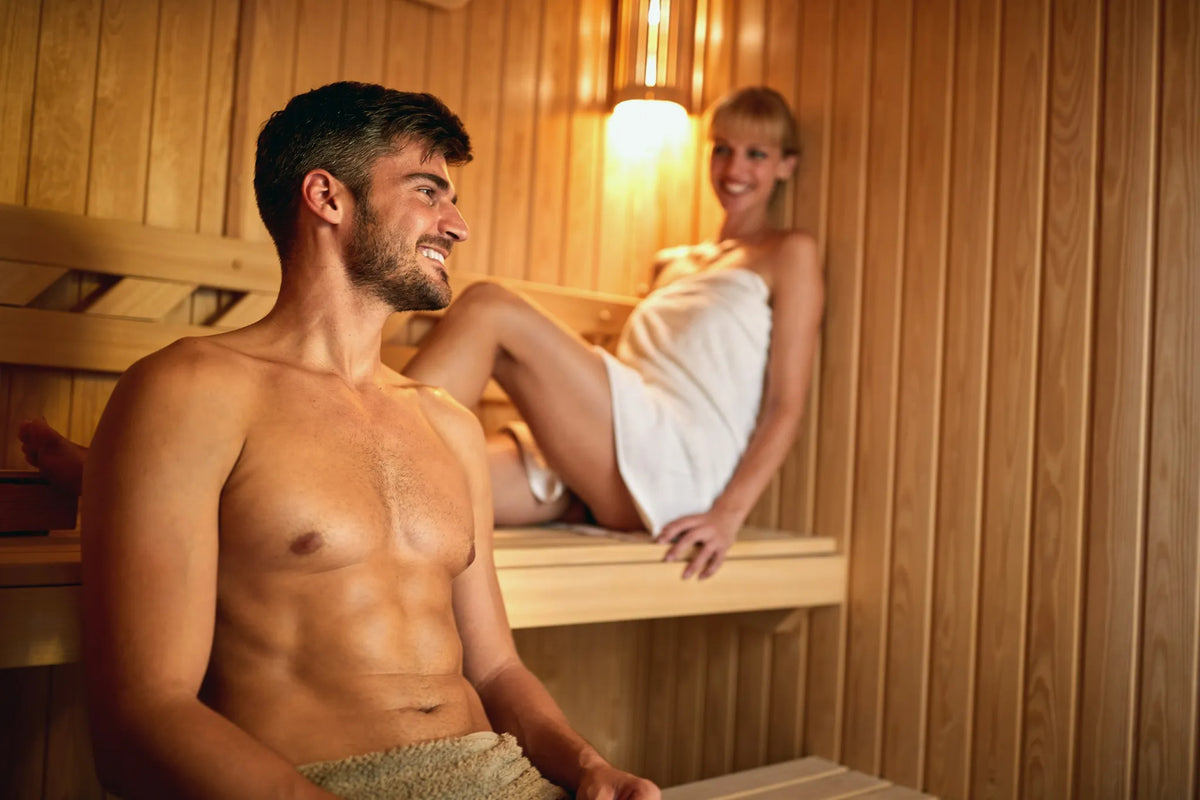 Mann und Frau entspannen gemeinsam in einer klassischen Holzsauna