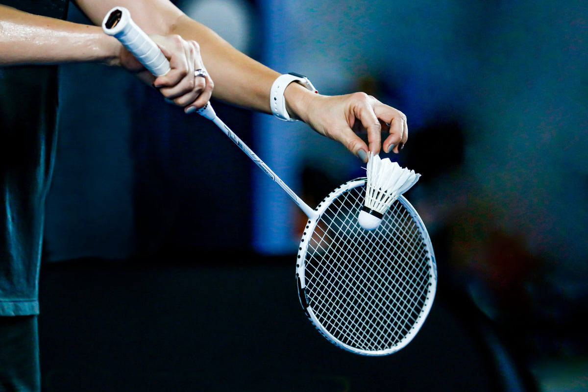 Nahaufnahme eines Badmintonaufschlags mit Schläger und Federball im Sportpoint Meckenheim
