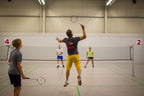 Vier Personen spielen Badminton in der Sporthalle von Sportpoint Meckenheim