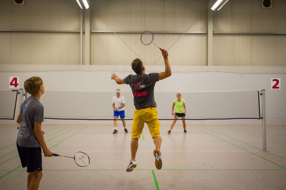 Vier Personen spielen Badminton in der Sporthalle von Sportpoint Meckenheim