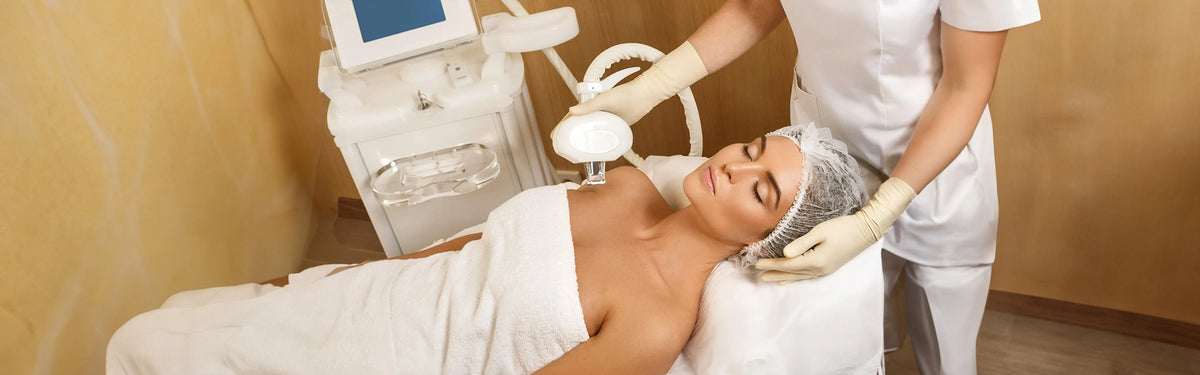 Frau bei einer kosmetischen Vakuum-Brustlifting-Behandlung im Beauty-Studio