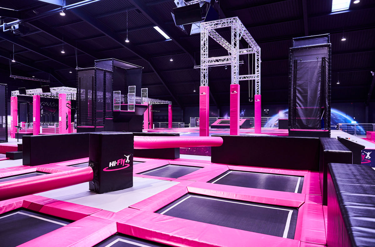 Trampolinhalle mit Hindernisparcours im Hi-Fly Hilden