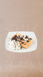 Waffel-Dessert mit Oreo, Schokosoße und Sahne bei Dulce Chocolate & Ice Cream Frankfurt