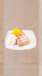 Frische Waffel mit Sahne und Fruchteis als Dessert bei Dulce Chocolate & Ice Cream in Frankfurt