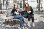 Zwei junge Frauen mit Escape-Game-Koffer von „Operation Mindfall“ bei Frankfurt Secrets