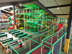 Großer Indoor-Spielplatz im Hi-Fly Hilden mit Rutschen und Kletterelementen