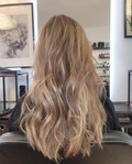 Langhaarfrisur mit natürlichen blonden Wellen gestylt bei Ricci Hair & Beauty in Köln
