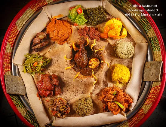 Traditionelle äthiopische Platte mit Injera und bunten Beilagen