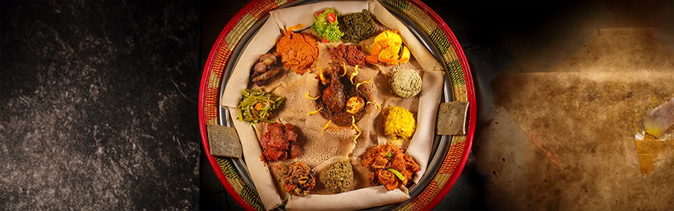 Traditionelle äthiopische Platte mit verschiedenen Gerichten im Adabina Restaurant Frankfurt