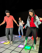Gruppe spielt auf interaktiven Flashpads bei Escape Adventure Escape Room Frankfurt