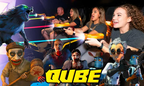 Spieler erleben das interaktive QUBE Abenteuer im Escape Adventure Frankfurt