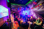 Gruppe junger Menschen feiert in bunter Lounge der Melody Party Box Wiesbaden