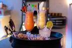 Bunte Cocktails und Snacks auf einem Tablett in der Melody Party Box Wiesbaden
