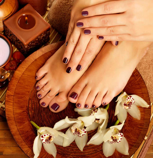 Gepflegte Hände und Füße mit dunklem Nagellack und Spa-Dekoration bei Schönheit in Neu-Westend
