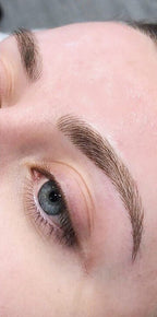 Perfekt geformte Augenbrauen nach einer Microblading-Behandlung in Berlin