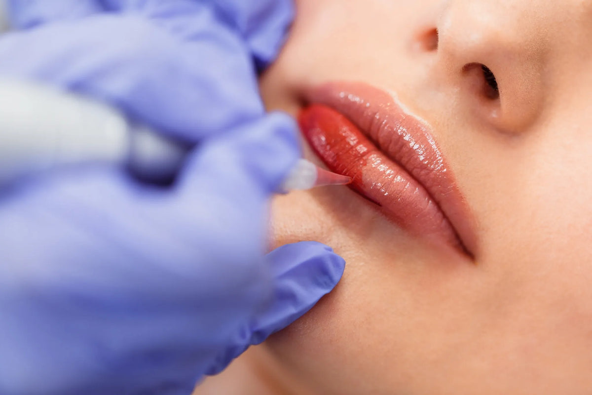 Nahaufnahme einer Lippenpigmentierung mit Permanent Aquarell Lips Behandlung