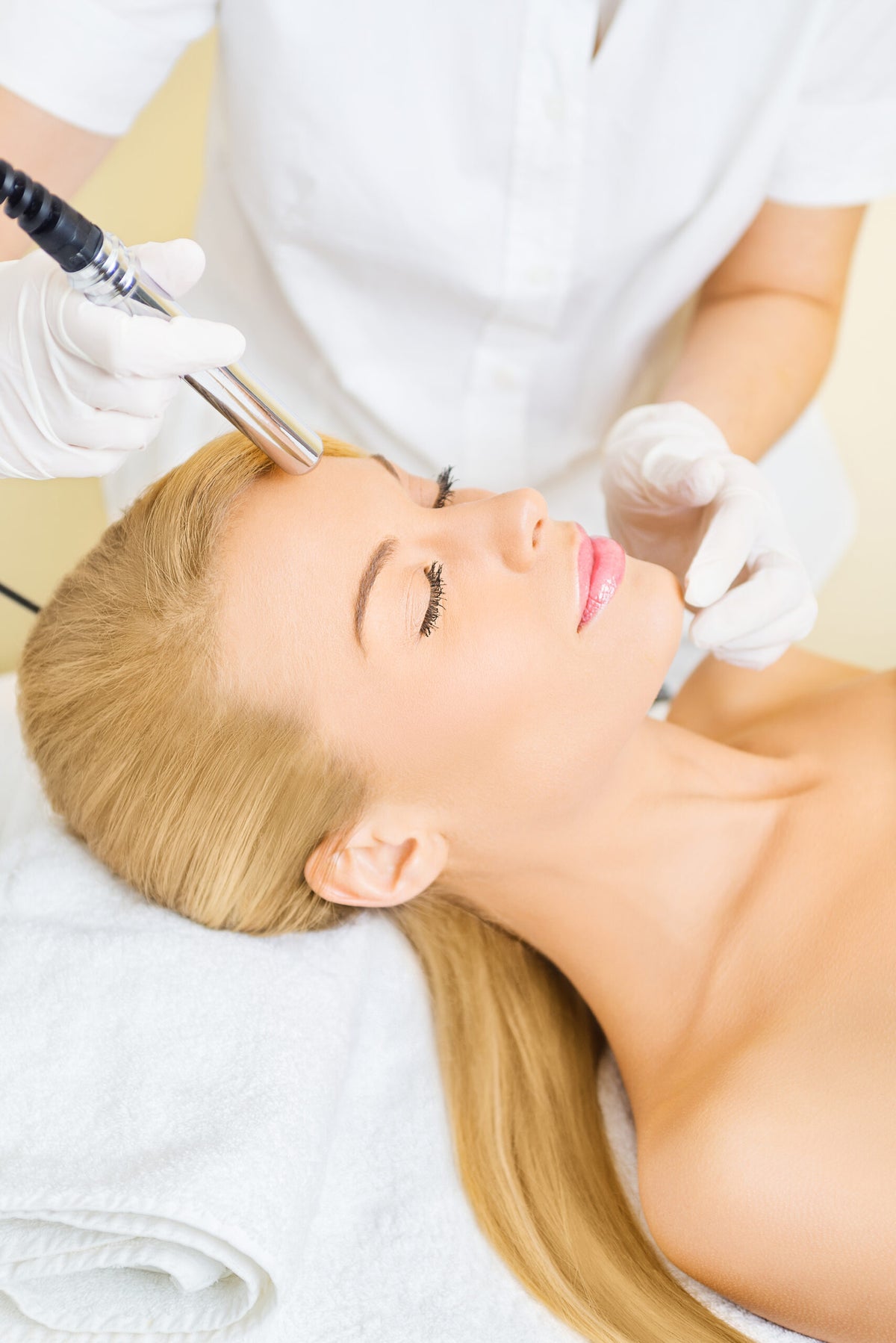 Frau bei einer professionellen Mikrodermabrasion im Gesicht