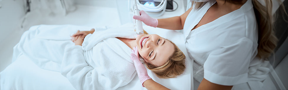 Kosmetisches Microneedling für Gesicht, Hals und Dekolleté