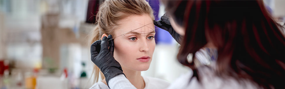 Microblading für die Augenbrauen mit Nachbehandlung