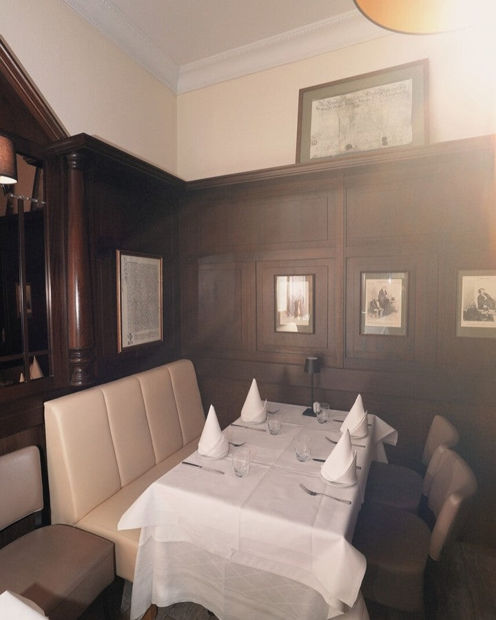 Stilvoll gedeckter Tisch im eleganten Gastraum der Alten Kanzlei Frankfurt