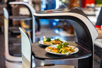 Servierroboter bringt asiatische Gerichte im All-you-can-eat-Restaurant