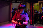 Person beim Virtual Reality Erlebnis in der Freizeitwelt Sauerland