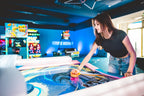 Person spielt Airhockey im Game Night Kerpen