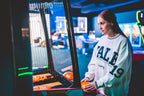 Person spielt Basketball an einer Arcade-Maschine im Game Night Kerpen