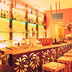 Stimmungsvoll beleuchtete Bar mit indischem Design im Restaurant Meena Kumari in Berlin