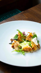 Feiner Menügang mit frischen Kräutern und Gemüse im Bonvivant Cocktail Bistro Berlin