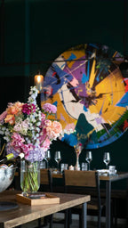 ünstlerisch dekorierter Innenraum mit Blumen und Wandkunst im Bonvivant Cocktail Bistro Berlin