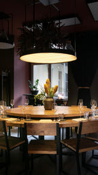 Stilvoll gedeckter großer Holztisch im Bonvivant Cocktail Bistro Berlin