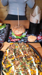 Burger mit frischen Zutaten und eine Portion Pommes mit Gewürzen, serviert im Rn Beef Moers