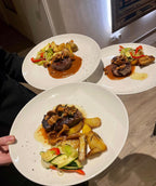 Rinderfilet mit Pfifferlingen, Rosmarinkartoffeln und buntem Gemüse auf weißem Teller im Ristorante La Vetra