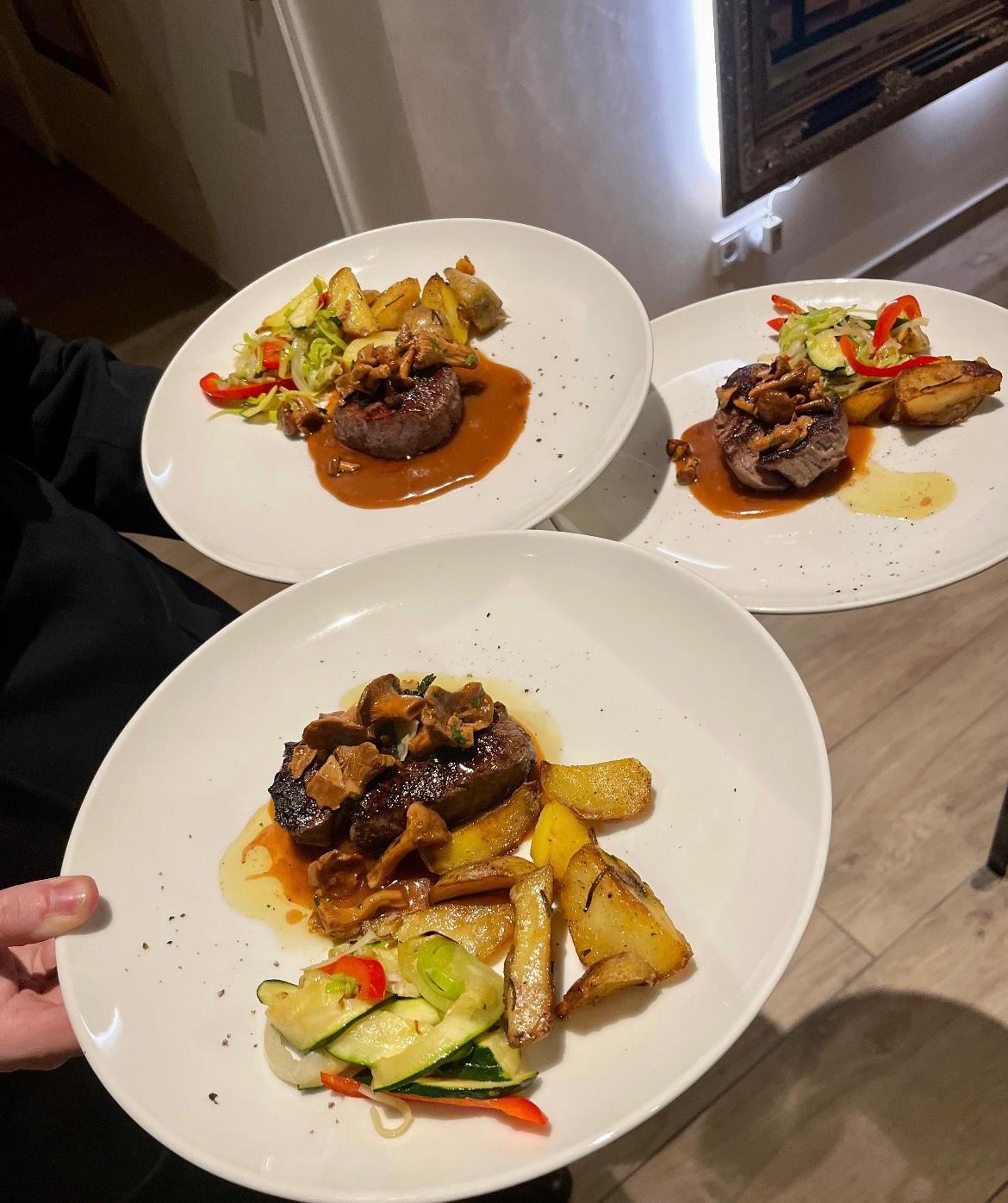 Rinderfilet mit Pfifferlingen, Rosmarinkartoffeln und buntem Gemüse auf weißem Teller im Ristorante La Vetra
