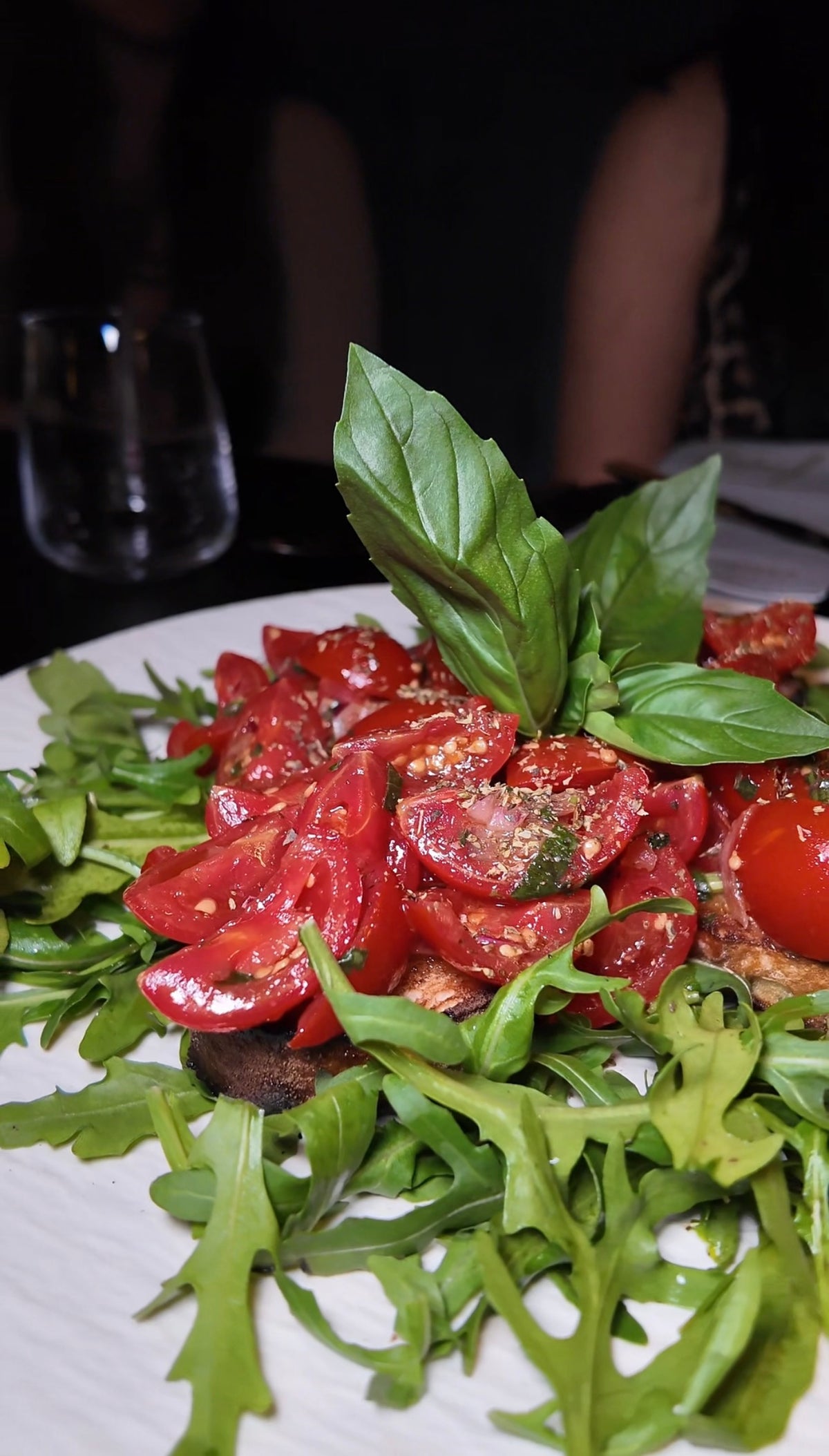 Frischer Tomatensalat mit Rucola und Basilikum, serviert im Ristorante Fratelli Bottrop