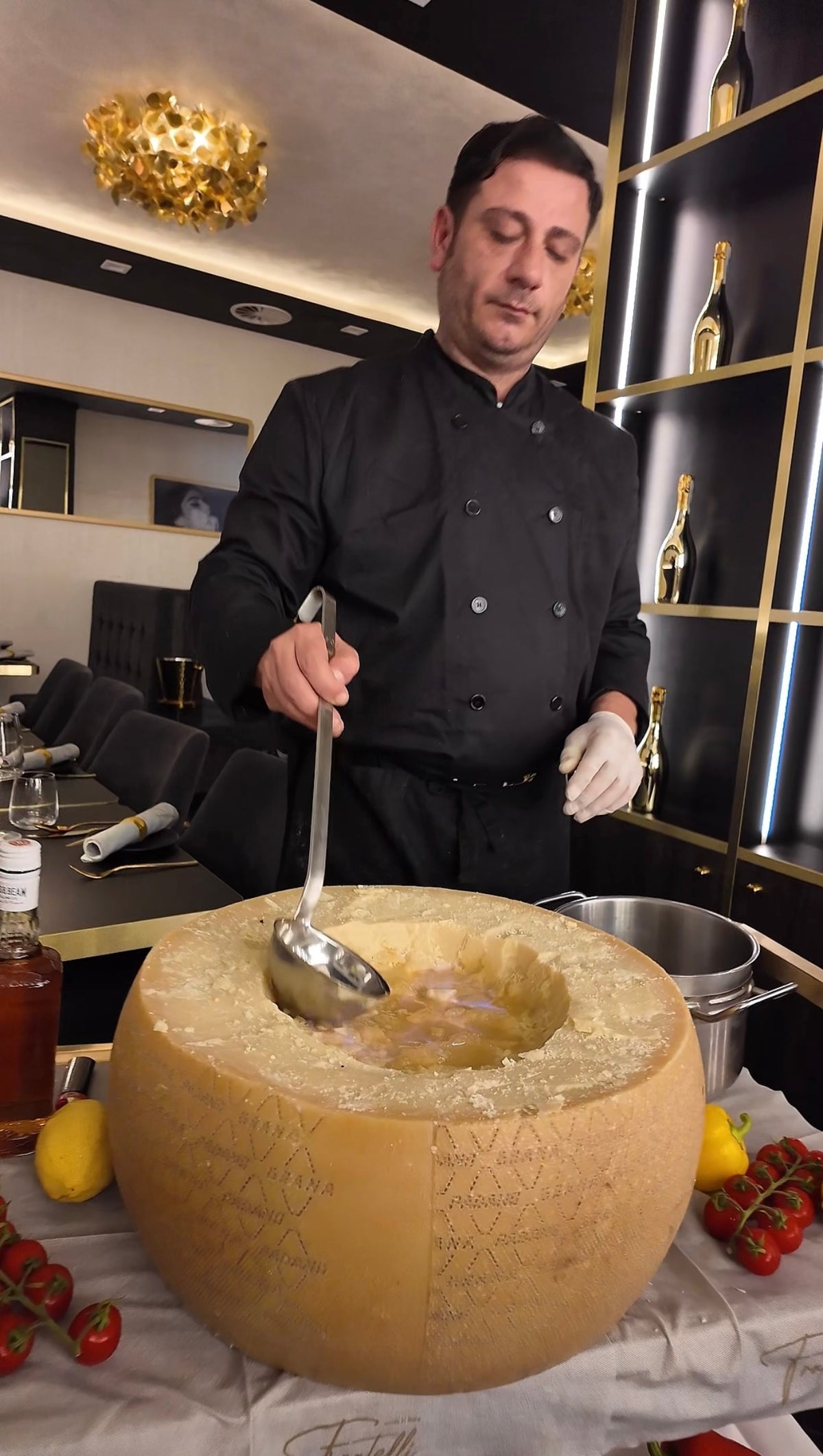 Koch bereitet Pasta im Käselaib im Ristorante Fratelli in Bottrop zu