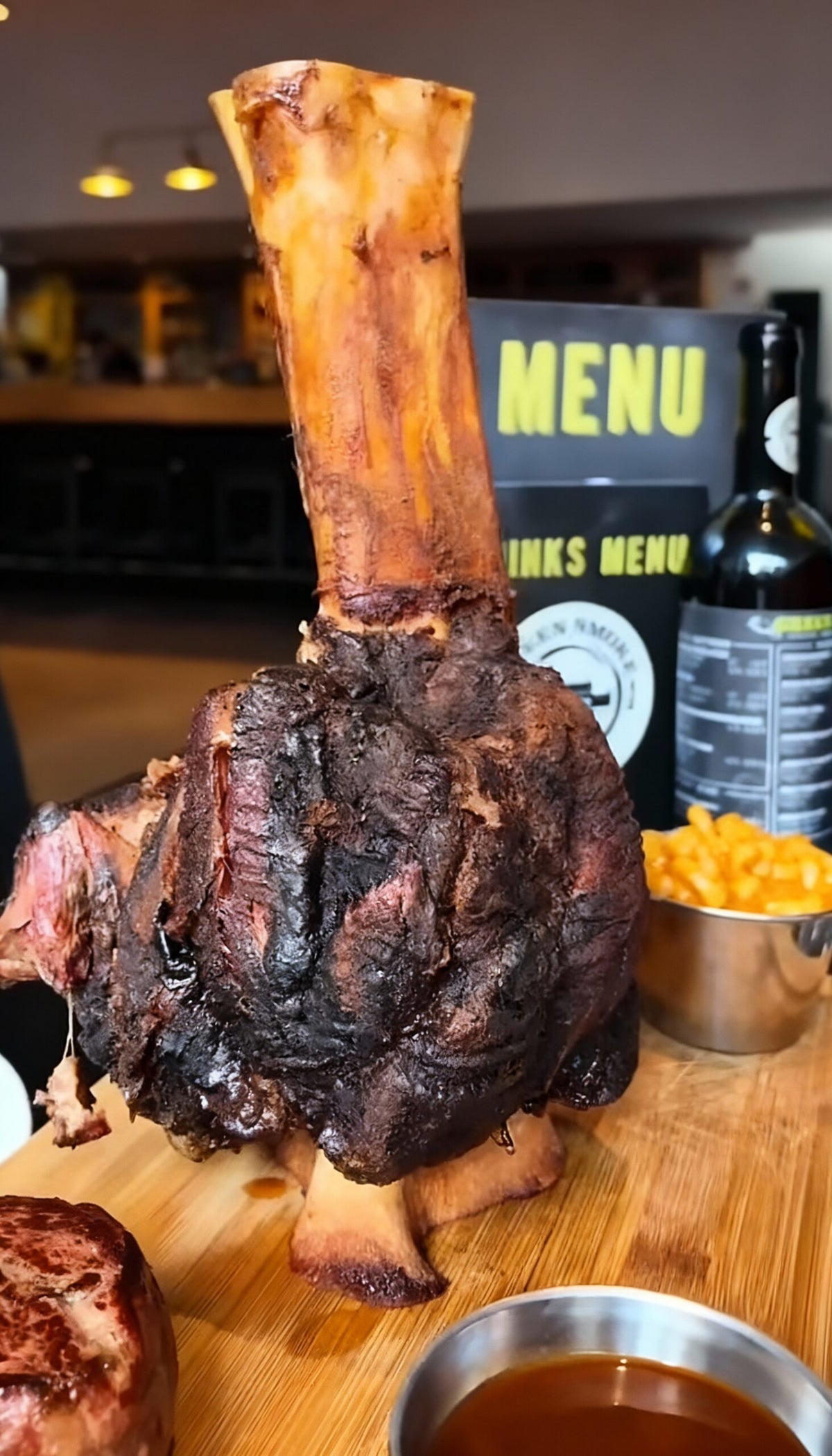 1,6 kg Beefhammer mit 4 Beilagen nach Wahl