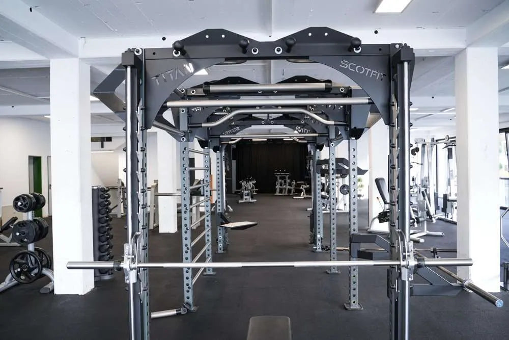 Moderner Freihantel- und Kraftbereich im Fitness Wellness Loft Schleiden