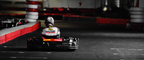 Go-Kart-Fahrer von hinten auf der Indoor-Strecke bei Highway Kart Racing Dortmund
