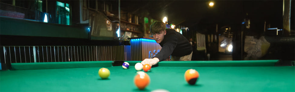 Billiard mit 2 Cocktails und Nachos