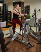 Frau trainiert an Geräten im GO4SQUAT Fitnessstudio Schotten