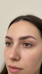 Natürliches Microblading Ergebnis mit gleichmäßig geformten Augenbrauen nach einer Behandlung bei der Anti Age Schulung in Kamen.
