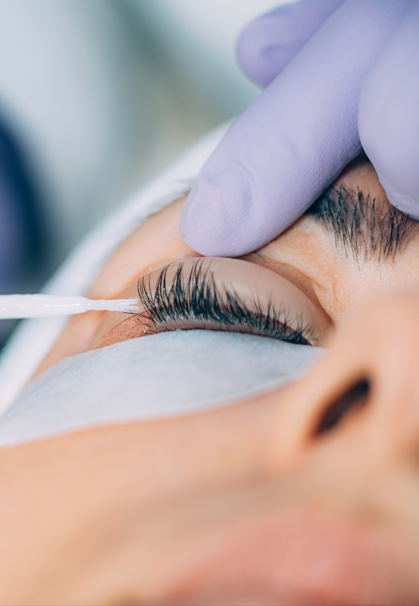 Nahaufnahme eines Wimpernliftings mit präziser Anwendung an den Wimpern