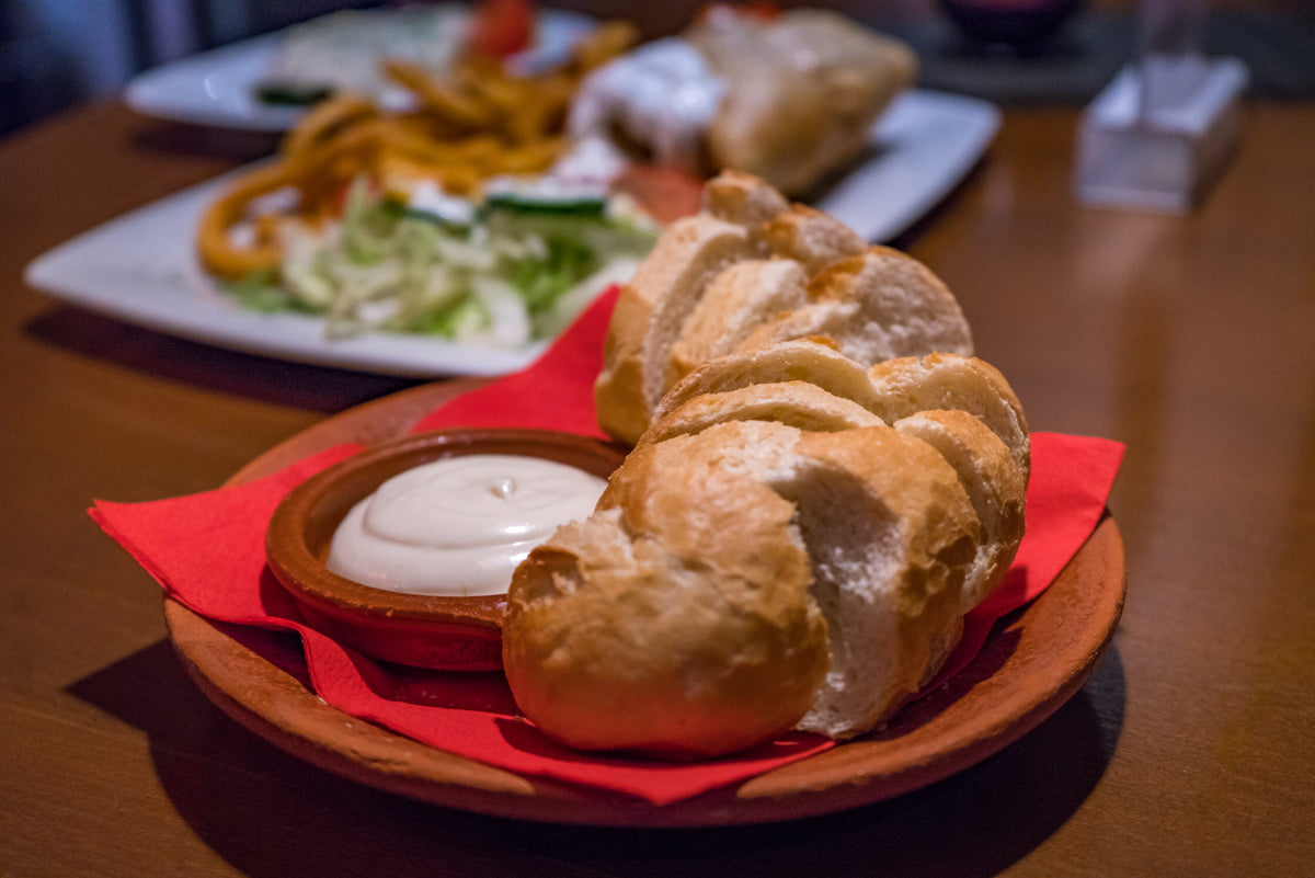 Frisches Brot mit cremigem Dip als Teil der Tapas-Auswahl bei La Siesta Iserlohn