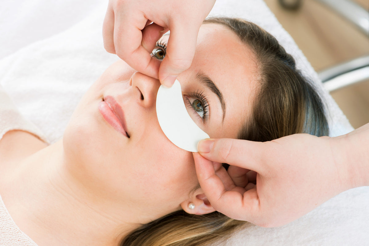 Vorbereitung auf eine Wimpernverlängerung mit Augenpad unter dem Auge