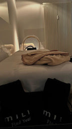 Behandlungsraum mit Liege und Decke im Salon Excellent Hair Wiesbaden