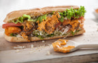 Frisch belegtes Baguette mit gegrilltem Gemüse, Salat und Sauce im City Fritti Hilden